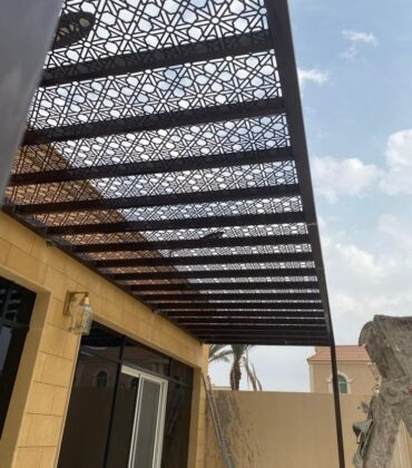 Auvent en tole perforé