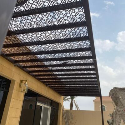 Auvent en tole perforé